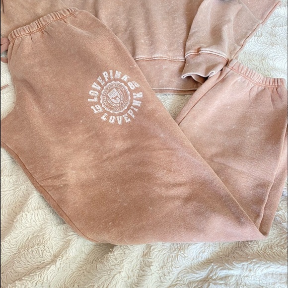 Vs pink classic pant off the shoulder crew stucco beige wash heritage logo - Picture 8 of 12